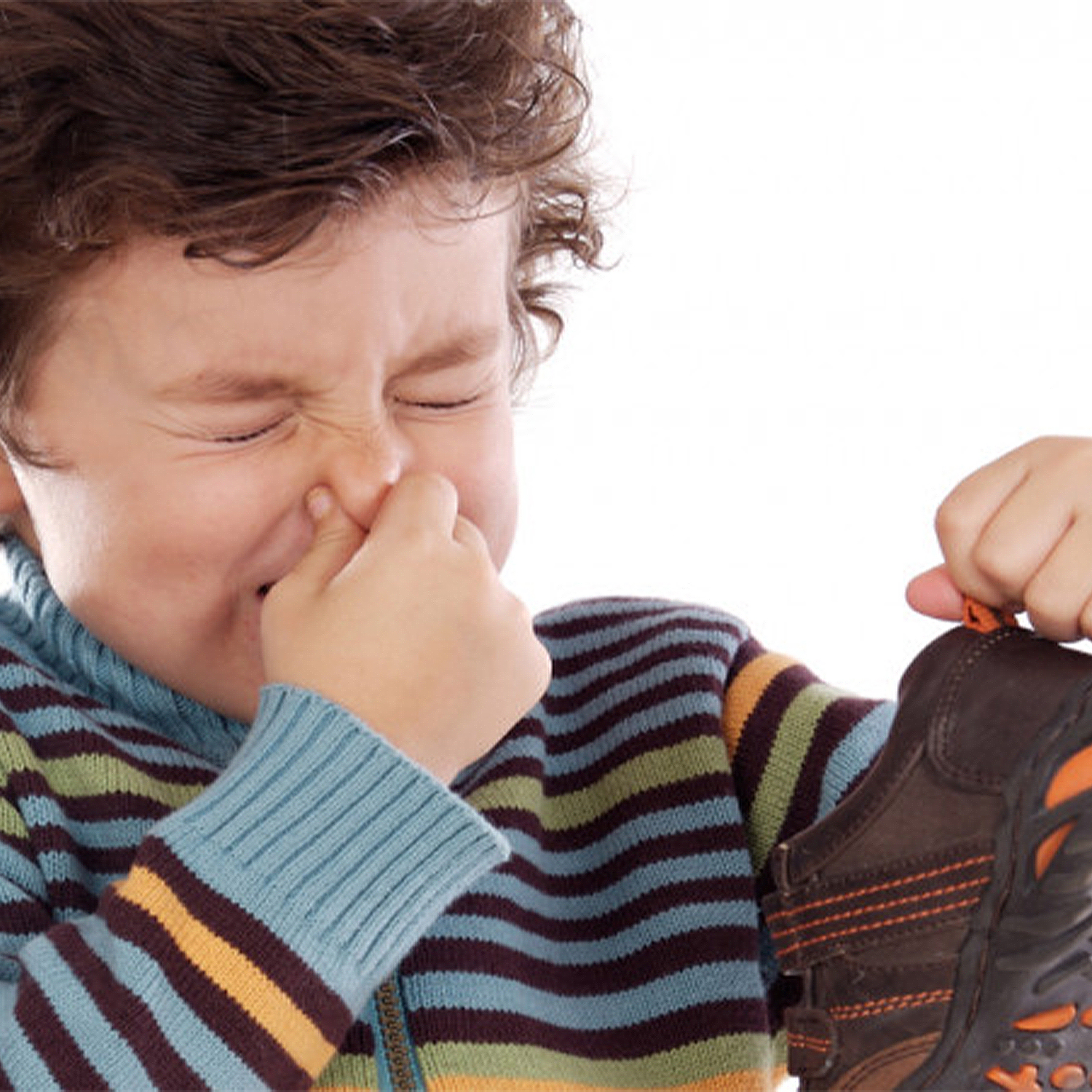 بهترین ترفند ها برای از بین بردن بوی بد کفش ها